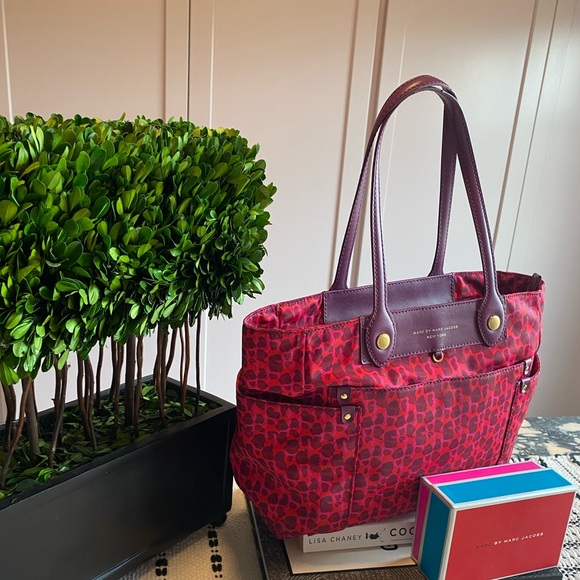 SOLD OUT Bergdoff Goodman Marc Marc Jacobs
Isa-Print Clara Tote - Picture 4 of 15